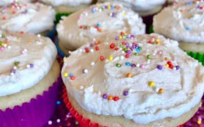 Cupcakes de vainilla divina con crema de mantequilla esponjosa sin lácteos