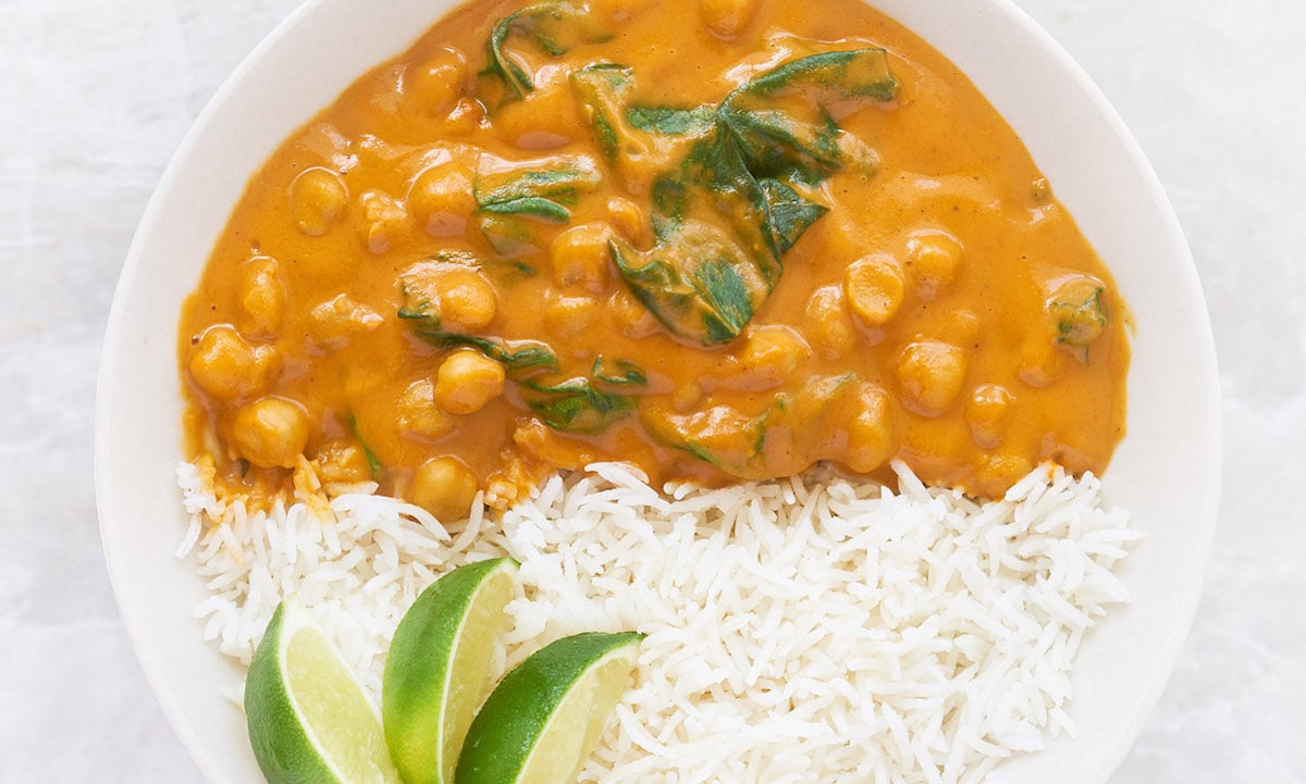 Recipe for dairy-free butter chickpeas, inspired by traditional Indian cuisine.